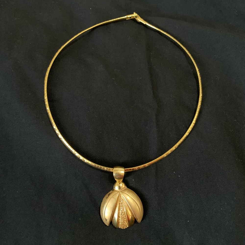 Choker necklace with pendant